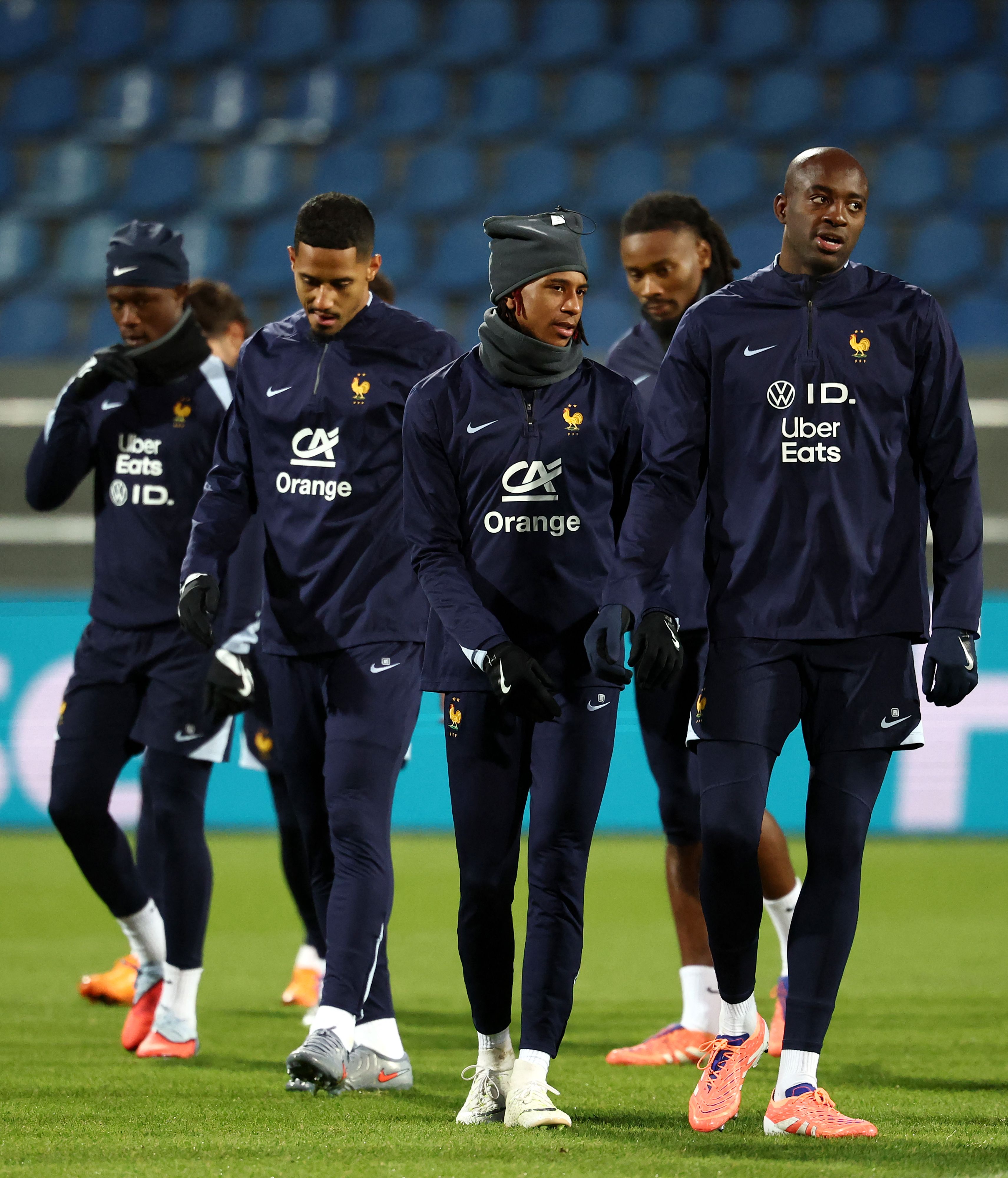 包含西甲赛前走向成谜；法兰克福再遭质疑；气氛紧张；阵容厚度经受考验的词条